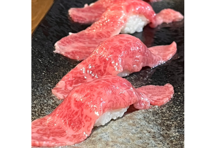 黒毛和牛刺しトロの握り