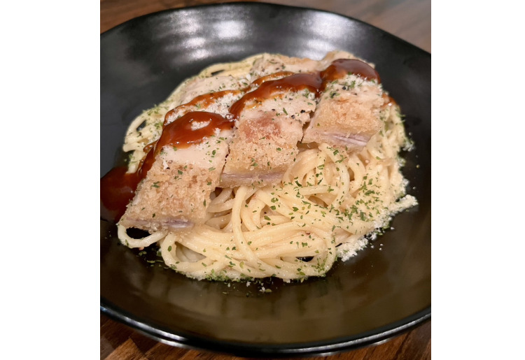 クリームソースのスパカツ デミグラスソースをそえて